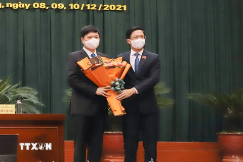 Chủ tịch HĐND thành phố Hải Phòng Phạm Văn Lập (phải) tặng hoa chúc mừng ông Hoàng Minh Cường được bầu giữ chức danh Phó Chủ tịch UBND thành phố Hải Phòng khóa XVI, nhiệm kỳ 2021-2026. (Ảnh: TTXVN)