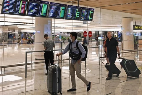 Hành khách tại sân bay quốc tế Changi ở Singapore. (Ảnh: AFP/TTXVN)