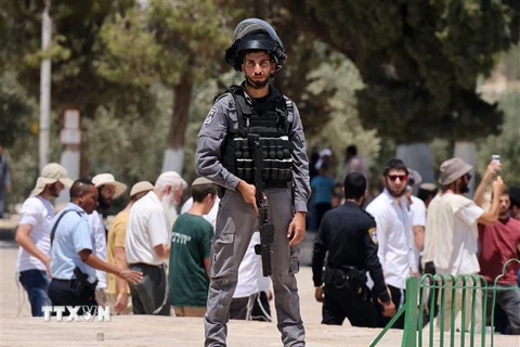 Lực lượng an ninh Israel gác tại quần thể Núi Đền ở Jerusalem ngày 18/7/2021. (Ảnh: AFP/TTXVN)
