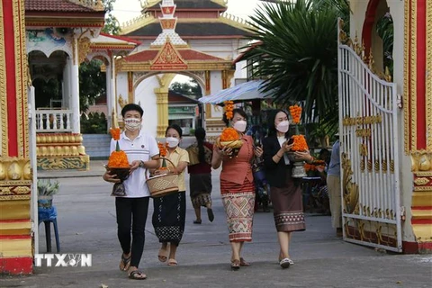 Người dân Lào dự lễ hội ThatLuang. (Nguồn: TTXVN)