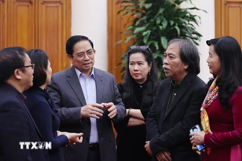 Thủ tướng Phạm Minh Chính với các đại biểu Liên hiệp các Hội Văn học Nghệ thuật Việt Nam. (Ảnh: Dương Giang/TTXVN)