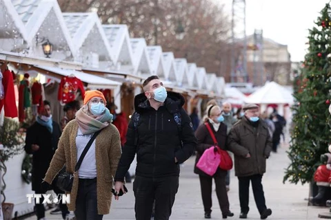 Người dân đeo khẩu trang phòng dịch COVID-19 khi thăm khu chợ Giáng sinh tại Paris, Pháp ngày 9/12. (Ảnh: THX/TTXVN)