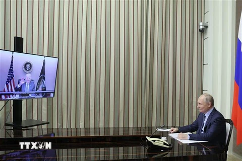 Tổng thống Nga Vladimir Putin (phải) trong cuộc hội đàm trực tuyến với Tổng thống Mỹ Joe Biden ngày 7/12/2021. (Ảnh: AFP/TTXVN)