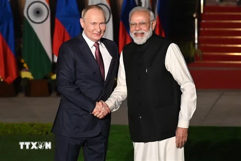 Ngày 6/12 tại New Delhi, Thủ tướng Ấn Độ Narendra Modi (phải) hội đàm với Tổng thống Nga Vladimir Putin (trái), khẳng định mối quan hệ Ấn Độ-Nga là một mô hình độc đáo và đáng tin cậy của tình hữu nghị giữa các quốc gia. (Ảnh: AFP/TTXVN)