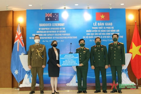 Bàn giao trang thiết bị do Bộ Quốc phòng Australia tài trợ cho lực lượng mũ nồi xanh Việt Nam. (Nguồn: Báo Quân đội Nhân dân)