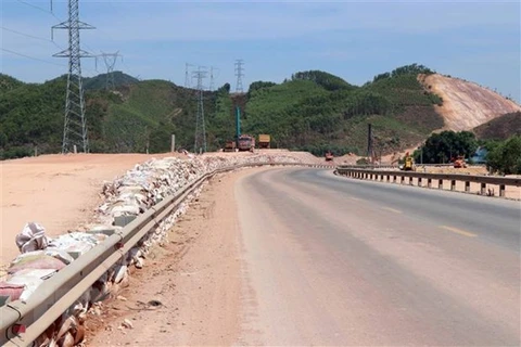 Một gói thầu xây dựng tuyến đường cao tốc Cam Lộ-La Sơn. (Ảnh: Đỗ Trưởng/TTXVN)