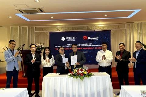 Lễ ký kết hợp tác toàn diện giữa Crystal Bay và Beowulf Blockchain xây dựng nền tảng giao dịch trực tuyến NFT cho lưu trú khách sạn và du lịch. (Nguồn: Vietnam+)