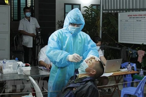 Nhân viên y tế lấy mẫu xét nghiệm COVID-19 cho người dân ở Sơn La. (Ảnh: Nguyễn Cường/TTXVN)