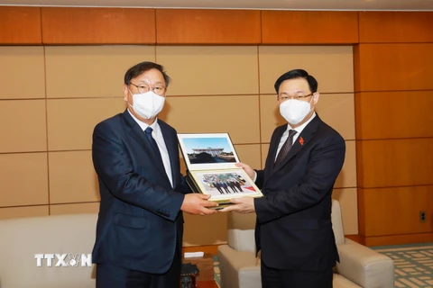 Chủ tịch Nhóm nghị sỹ hữu nghị Hàn-Việt Kim Tae-nyeon tặng Chủ tịch Quốc hội Vương Đình Huệ 2 cuốn sách ảnh về các hoạt động trong chuyến thăm chính thức Hàn Quốc. (Ảnh: Anh Nguyên/TTXVN)