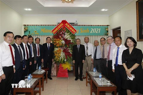 Phó Chủ tịch Quốc hội Trần Thanh Mẫn cùng Mục sư Thái Phước Trường, Hội trưởng Hội thánh Tin Lành Việt Nam (miền Nam) và các đại biểu. (Ảnh: Thanh Vũ/TTXVN)
