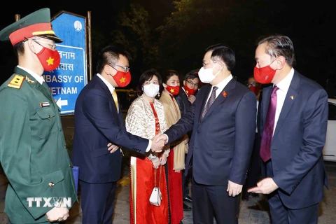 Chủ tịch Quốc hội Vương Đình Huệ gặp gỡ cán bộ, nhân viên Đại sứ quán Việt Nam tại Ấn Độ. (Ảnh: Doãn Tấn/TTXVN)