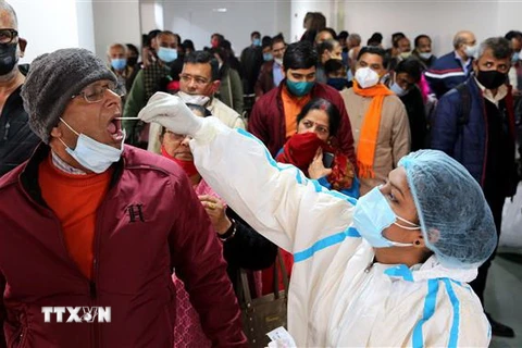 Nhân viên y tế lấy mẫu xét nghiệm COVID-19 cho người dân tại Bhopal, bang Madhya Pradesh, Ấn Độ. (Ảnh: THX/TTXVN)
