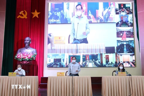 Chủ tịch UBND tỉnh Bến Tre Trần Ngọc Tam phát biểu chỉ đạo tại cuộc họp Ban Chỉ đạo phòng, chống dịch COVID-19 tỉnh chiều 17/12. (Ảnh: Chương Đài/TTXVN)