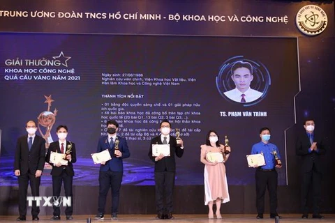 Các tài năng trẻ nhận Giải thưởng Khoa học công nghệ Quả cầu vàng năm 2021. (Ảnh: TTXVN)