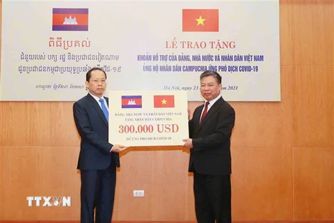Trao tặng khoản hỗ trợ của Đảng, Nhà nước và nhân dân Việt Nam ủng hộ nhân dân Campuchia ứng phó dịch COVID-19. (Nguồn: TTXVN)