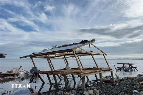 Nhà cửa bị phá hủy khi bão Rai đổ bộ tại thị trấn Ubay, tỉnh Bohol, Philippines. (Ảnh: AFP/TTXVN)