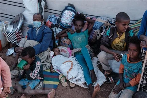 Người dân Ethiopia sơ tán từ vùng chiến sự Tigray tới lánh nạn tại một trại tị nạn ở bang Gedaref, Sudan. (Ảnh: AFP/TXTVN)