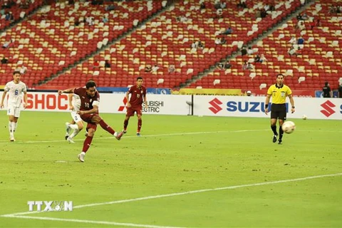 Tiền đạo Teerasil Dangda (Thái Lan) thực hiện quả penalty nâng tỷ số lên 2-1 cho Thái Lan trong trận gặp đội Philippines ở vòng bảng. (Ảnh: Thế Vũ/TTXVN)