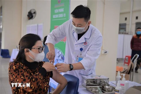 Tiêm vaccine ngừa COVID-19 mũi thứ ba cho người dân ở Quảng Ninh. (Nguồn: TTXVN)