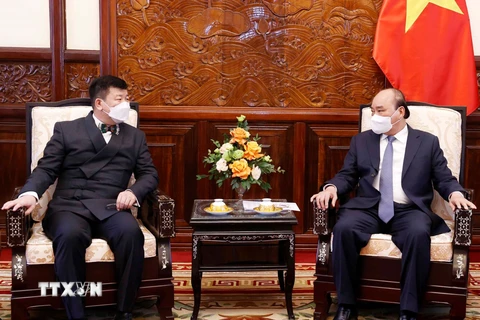 Chủ tịch nước Nguyễn Xuân Phúc tiếp Đại sứ Mông Cổ Jigjee Sereejav. (Ảnh: Thống Nhất/TTXVN)