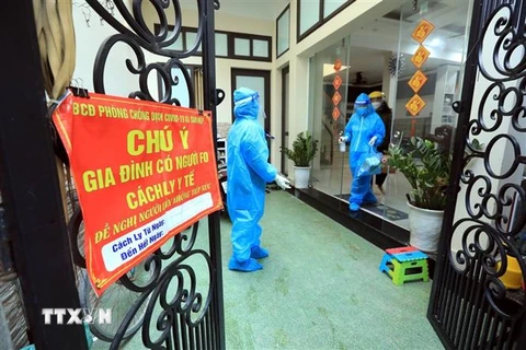 Nhân viên y tế đến theo dõi, điều trị F0 tại nhà xã Tam Hiệp, huyện Thanh Trì, Hà Nội. (Ảnh: Tuấn Anh/TTXVN)