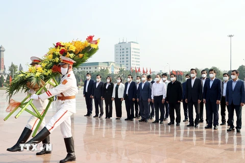 Thủ tướng Phạm Minh Chính dâng hoa tưởng nhớ Tổng Bí thư Nguyễn Văn Linh. (Ảnh: Dương Giang/TTXVN)