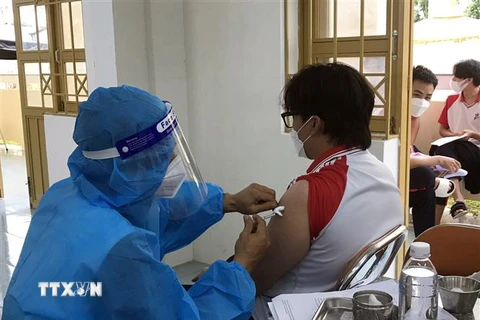 Tiêm vaccine ngừa COVID-19 ở Kon Tum. (Nguồn: TTXVN)