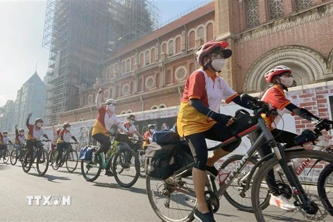 Người dân và du khách tham gia hoạt động hưởng ứng Tuần lễ du lịch 'Thành phố Hồ Chí Minh - thành phố tôi yêu.' (Ảnh: Mỹ Phương/TTXVN)