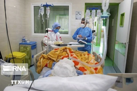 Nhân viên y tế điều trị cho bệnh nhân COVID-19 tại bệnh viện ở Tehran, Iran. (Ảnh: IRNA/TTXVN)