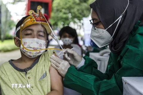 Nhân viên y tế tiêm vaccine phòng COVID-19 cho trẻ em tại Bandung, Tây Java, Indonesia, ngày 16/12/2021. (Ảnh: THX/TTXVN)