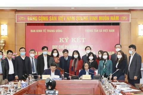 Ông Đỗ Ngọc An, Phó Trưởng Ban Kinh tế Trung ương và bà Vũ Việt Trang, Bí thư Đảng ủy, Tổng Giám đốc Thông tấn xã Việt Nam ký Quy chế phối hợp công tác. (Ảnh: Phương Hoa/TTXVN)