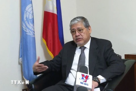 Đại sứ Enrique A. Manalo, Trưởng phái đoàn thường trực Phillipines tại Liên hợp quốc trả lời phỏng vấn của phóng viên TTXVN. (Ảnh: TTXVN)
