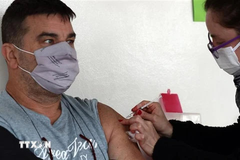 Nhân viên y tế tiêm vaccine phòng COVID-19 cho người dân tại Buenos Aires, Argentina. (Nguồn: AFP/TTXVN)