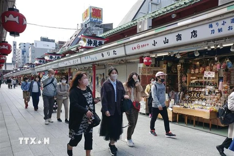 Người dân đeo khẩu trang phòng dịch COVID-19 tại Tokyo, Nhật Bản. (Ảnh: Kyodo/TTXVN)