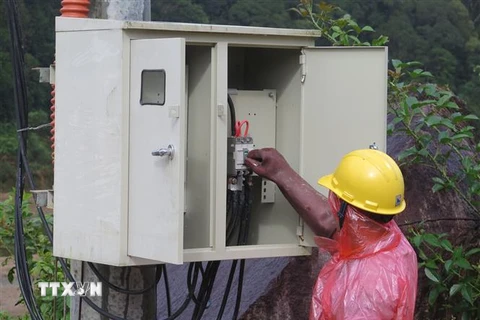 Công nhân điện lực đóng điện trạm biến áp điểm dân cư 57 hộ thuộc thôn Đăk Lanh, xã Măng Bút, huyện Kon Plông, tỉnh Kon Tum. (Ảnh: Dư Toán/TTXVN)
