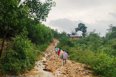 Đường liên thôn tại xã Ba Nam, huyện miền núi Ba Tơ, tỉnh Quảng Ngãi, bị hư hỏng nghiêm trọng do mưa lũ. (Ảnh: TTXVN phát)