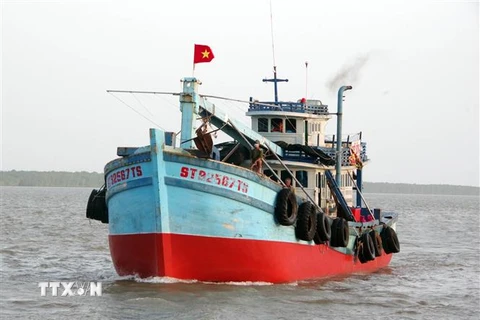 Tàu chở 2 ngư dân được cứu nạn cập cảng Trần Đề. (Ảnh do Bộ đội biên phòng Sóc Trăng cung cấp)