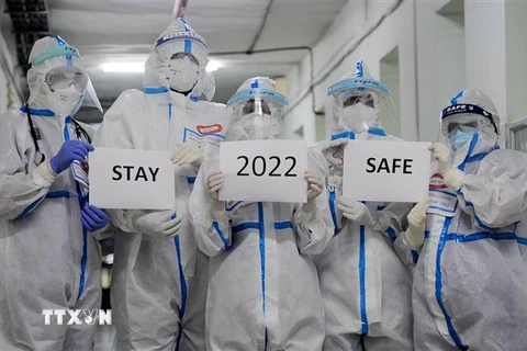 Nhân viên y tế tại Bangalore, Ấn Độ đón chào Năm mới 2022 với hy vọng bình an. (Ảnh: THX/TTXVN)