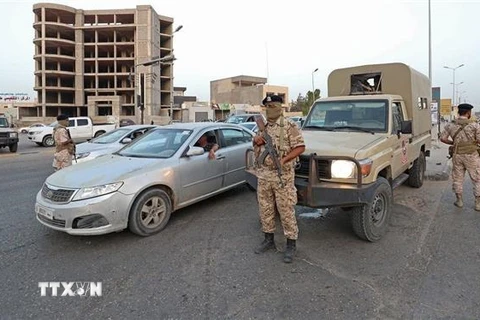 Binh sỹ Libya gác tại một chốt kiểm soát ở Đông Nam thủ đô Tripoli. (Ảnh: AFP/TTXVN)