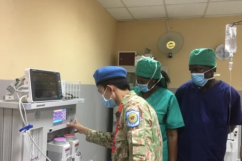 Một bác sỹ Việt Nam hướng dẫn vận hành máy gây mê cho nhân viên hồi sức bệnh viện Bentiu, bang Unity, Nam Sudan. (Ảnh minh họa: Cục Gìn giữ hòa bình Việt Nam)
