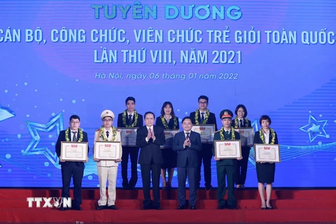 Cán bộ, công chức, viên chức trẻ giỏi toàn quốc năm 2021 được tuyên dương tại buổi lễ. (Ảnh: Văn Điệp/TTXVN)