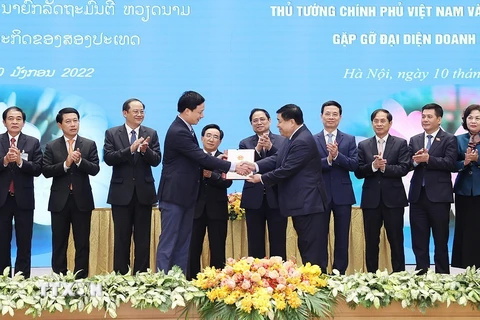 Thủ tướng Phạm Minh Chính và Thủ tướng Lào Phankham Viphavanh chứng kiến trao thỏa thuận hợp tác đầu tư cho các doanh nghiệp. (Ảnh: Dương Giang/TTXVN)