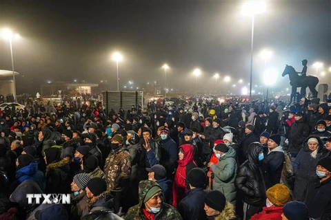 Người biểu tình tập trung tại thành phố Almaty, Kazakhstan ngày 5/1/2022. (Ảnh: AFP/TTXVN)