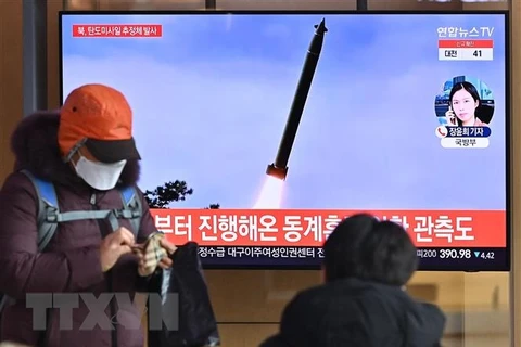 Người dân theo dõi bản tin tại Nhà ga Seoul (Hàn Quốc) về vụ phóng vật thể bay không xác định của Triều Tiên ngày 5/1. (Ảnh: AFP/TTXVN)