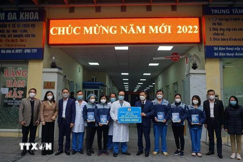 Chủ tịch Liên đoàn Lao động thành phố Hà Nội Nguyễn Phi Thường tặng quà cho đội ngũ y bác sỹ Trung tâm cấp cứu 115. (Ảnh: TTXVN phát)