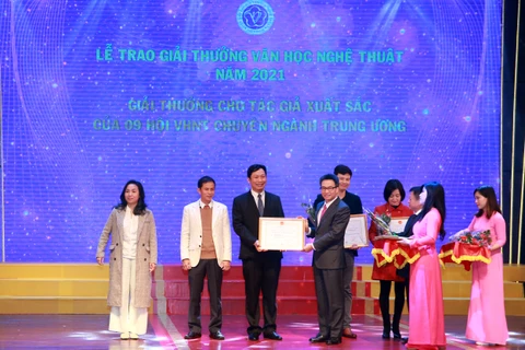 Phó Thủ tướng Vũ Đức Đam trao tặng cho các tác giả, nhóm tác giả đạt giải xuất sắc. (Nguồn: Baochinhphu.vn)