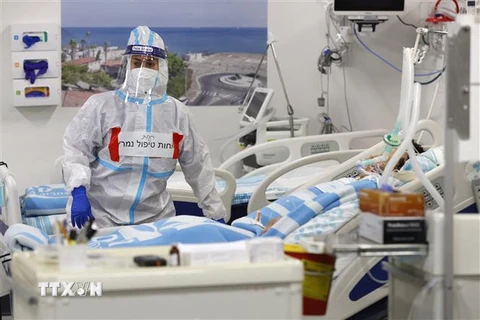 Nhân viên y tế điều trị cho bệnh nhân nhiễm COVID-19 tại bệnh viện ở Haifa, Israel. (Ảnh: AFP/TTXVN)