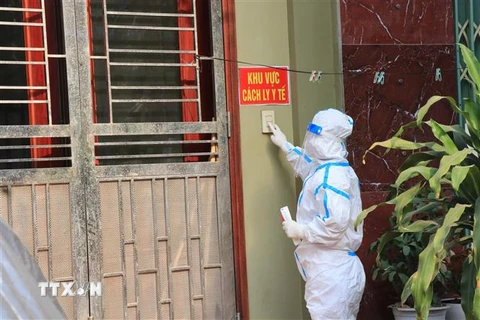Nhân viên y tế đến nhà F0 tại thị trấn Lim (Tiên Du, Bắc Ninh) để đưa thuốc và lấy mẫu xét nghiệm SARS-CoV-2. (Ảnh: Thái Hùng/TTXVN)