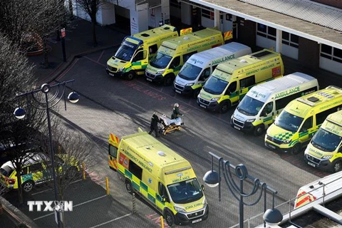 Xe cứu thương chuyển bệnh nhân nhiễm COVID-19 tới bệnh viện ở Leeds, Anh. (Ảnh: AFP/TTXVN)