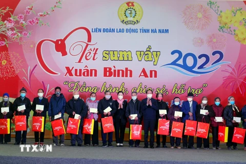 Phó Thủ tướng Lê Văn Thành cùng lãnh đạo Tổng Liên đoàn Lao động Việt Nam, lãnh đạo tỉnh Hà Nam tặng 200 suất quà cho các gia đình nghèo và cho công nhân lao động có hoàn cảnh khó khăn tại Hà Nam. (Ảnh: Đại Nghĩa/TTXVN)